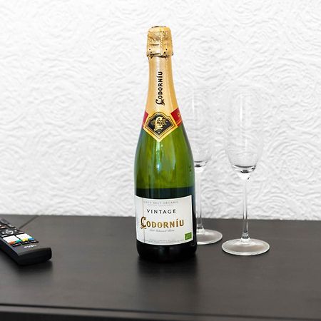 Stylish 3 Bedroom House - 6 Guests - Garden - Parking - Netflix - Wifi - 17M バーミンガム エクステリア 写真