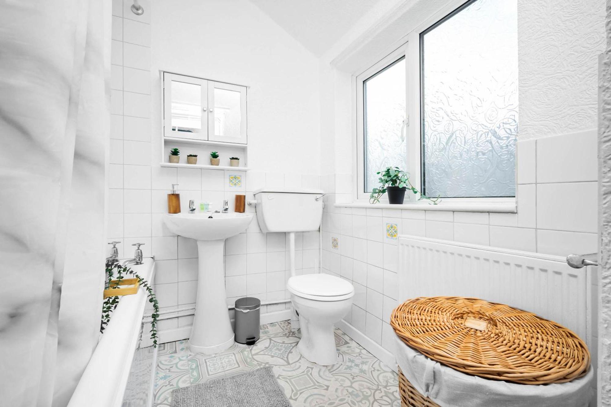 Stylish 3 Bedroom House - 6 Guests - Garden - Parking - Netflix - Wifi - 17M バーミンガム エクステリア 写真